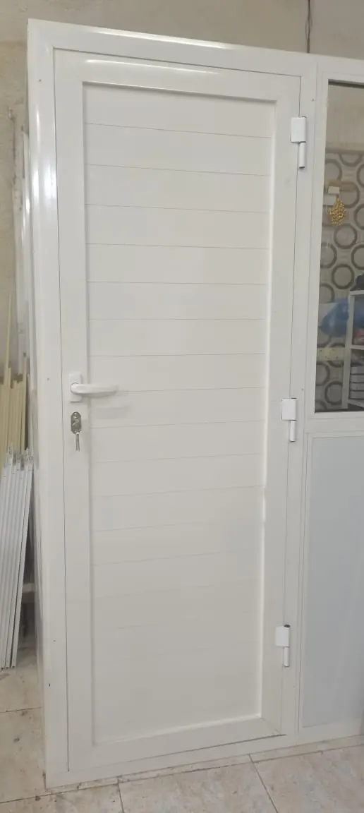 باب ألمنيوم أبيض جاهز للتركيب