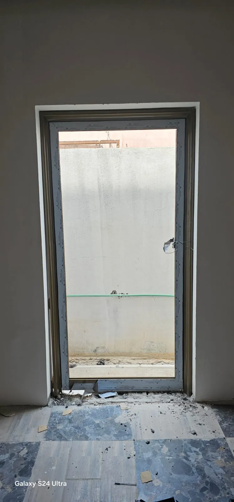 باب أسود بتفاصيل خشب النخيل