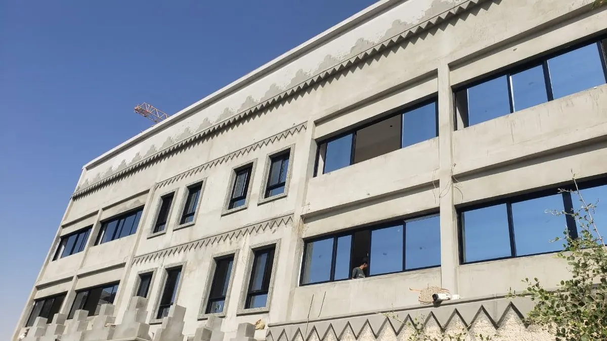 واجهة مبنى تحت الإنشاء بأعمال ألمنيوم
